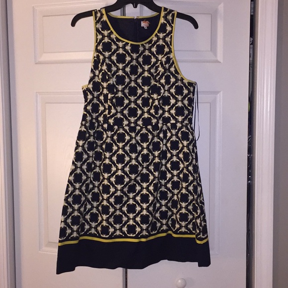 crown & ivy Dresses & Skirts - Bee print dress!